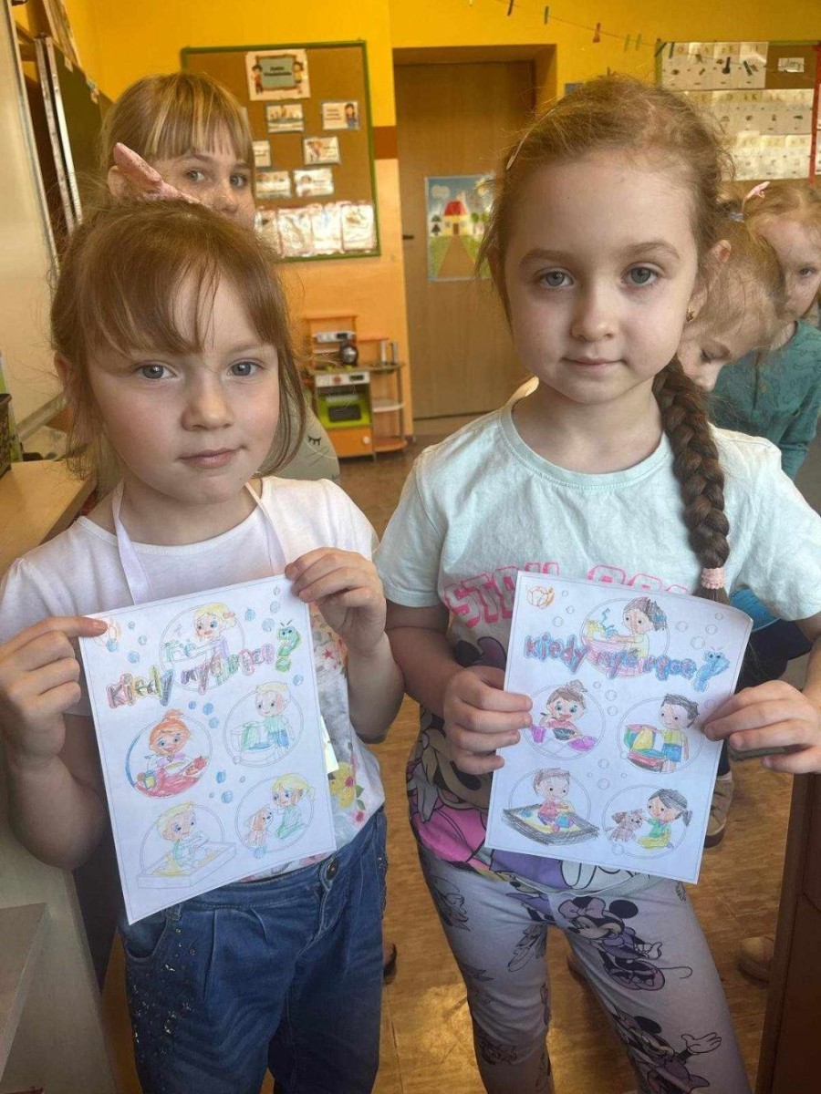 	Nasze przedszkole przystąpiło do Ogólnopolskiego Programu Edukacyjnego
 pt. PrzedszkolaBezOwskiów. Celem Programu jest edukacja dzieci w wieku przedszkolnym , w zakresie prawidłowej higieny rąk w kontekście zdrowia i profilaktyki chorób zakaźnych przenoszonych drogą pokarmową i kropelkową. Realizacja tego programu odbyła się  różnych płaszczyznach. Na początki dzieci obejrzały film przedstawiający właściwe zasady dbania o higienę oraz zostały zapoznane z instrukcją mycia rąk. Następnie teoria została wprowadzoną w praktykę, dzieci samodzielnie, dokładnie według instrukcji przystąpiły do mycia rąk. Użyły do tego specjalnego mydełka. Nagrodą były magiczne tatuaże, które sprawiły dzieciom wiele radości. Profilaktyką zostali objęci również Rodzice przedszkolaków, którzy otrzymali broszurki informacyjne dotyczące owsików.
Akcję uważamy za bardzo przydatną i udaną.
