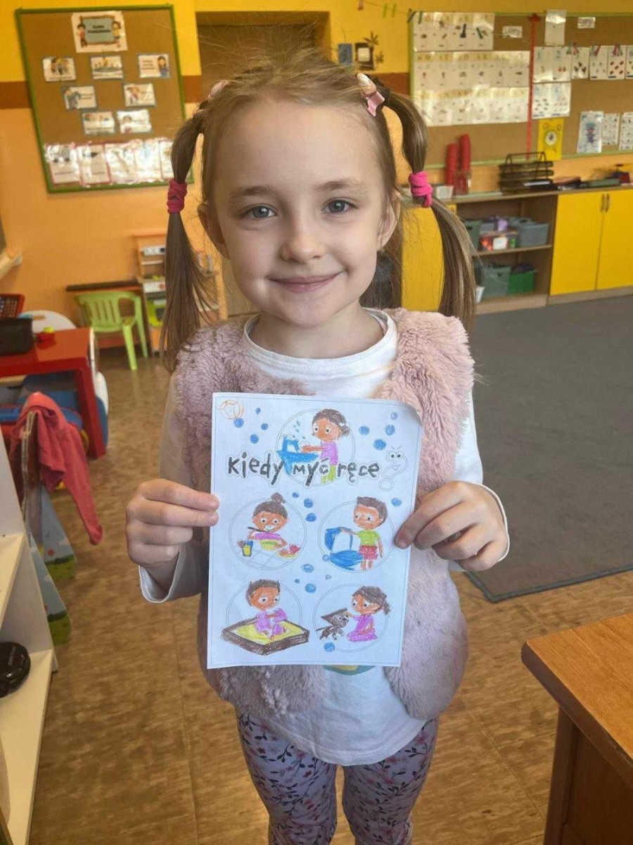 	Nasze przedszkole przystąpiło do Ogólnopolskiego Programu Edukacyjnego
 pt. PrzedszkolaBezOwskiów. Celem Programu jest edukacja dzieci w wieku przedszkolnym , w zakresie prawidłowej higieny rąk w kontekście zdrowia i profilaktyki chorób zakaźnych przenoszonych drogą pokarmową i kropelkową. Realizacja tego programu odbyła się  różnych płaszczyznach. Na początki dzieci obejrzały film przedstawiający właściwe zasady dbania o higienę oraz zostały zapoznane z instrukcją mycia rąk. Następnie teoria została wprowadzoną w praktykę, dzieci samodzielnie, dokładnie według instrukcji przystąpiły do mycia rąk. Użyły do tego specjalnego mydełka. Nagrodą były magiczne tatuaże, które sprawiły dzieciom wiele radości. Profilaktyką zostali objęci również Rodzice przedszkolaków, którzy otrzymali broszurki informacyjne dotyczące owsików.
Akcję uważamy za bardzo przydatną i udaną.

