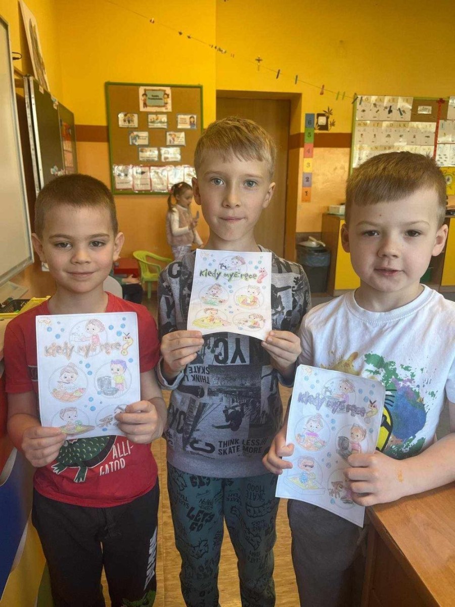 	Nasze przedszkole przystąpiło do Ogólnopolskiego Programu Edukacyjnego
 pt. PrzedszkolaBezOwskiów. Celem Programu jest edukacja dzieci w wieku przedszkolnym , w zakresie prawidłowej higieny rąk w kontekście zdrowia i profilaktyki chorób zakaźnych przenoszonych drogą pokarmową i kropelkową. Realizacja tego programu odbyła się  różnych płaszczyznach. Na początki dzieci obejrzały film przedstawiający właściwe zasady dbania o higienę oraz zostały zapoznane z instrukcją mycia rąk. Następnie teoria została wprowadzoną w praktykę, dzieci samodzielnie, dokładnie według instrukcji przystąpiły do mycia rąk. Użyły do tego specjalnego mydełka. Nagrodą były magiczne tatuaże, które sprawiły dzieciom wiele radości. Profilaktyką zostali objęci również Rodzice przedszkolaków, którzy otrzymali broszurki informacyjne dotyczące owsików.
Akcję uważamy za bardzo przydatną i udaną.
