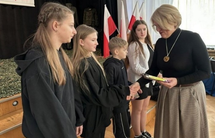 Z radością ogłaszamy zakończenie naszego konkursu plastycznego, w którym uczniowie mieli okazję zaprezentować swoje twórcze podejście do tematu zwierząt! 
Prace uczestników były niezwykle pomysłowe i różnorodne. Uczniowie pokazali zarówno zwierzęta w ich naturalnym środowisku, jak i te żyjące w naszych domach czy na farmach. Konkurs stał się świetną okazją, by przypomnieć, jak ważne jest traktowanie ich z szacunkiem, empatią i zrozumieniem. Nagrody dla wyróżnionych ufundowała Rada Rodziców.
