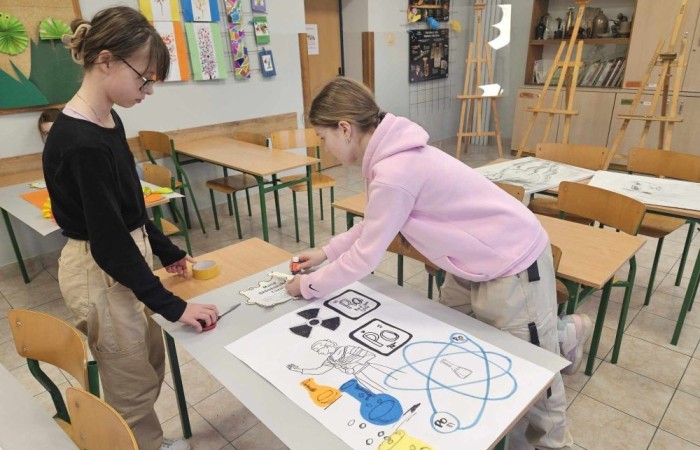 Uczennice klas 4-5 w ramach projektu S.Z.U.M. zaprezentowały „Galerie Inspirujących Kobiet” podczas zajęć z kreatywności. Była to wspaniała okazja do wprowadzenia w świat wartości takich jak szacunek, wdzięczność i docenianie roli kobiet w społeczeństwie. Zaplanowane aktywności nie tylko wzbogaciły wiedzę, ale także rozwinęły wśród uczniów umiejętności społeczne i artystyczne. Plakaty zostały wykonane techniką collage czyli techniką artystyczną polegającą na formowaniu kompozycji z różnych materiałów i tworzyw - gazet, tkanin, fotografii, drobnych przedmiotów codziennego użytku itp.Prace plastyczne ukazują kobiety wykształcone, silne, zdecydowane, które osiągnęły sukces, odmieniły świat i mogą stać się motywacją  do działania w dzisiejszych czasach.