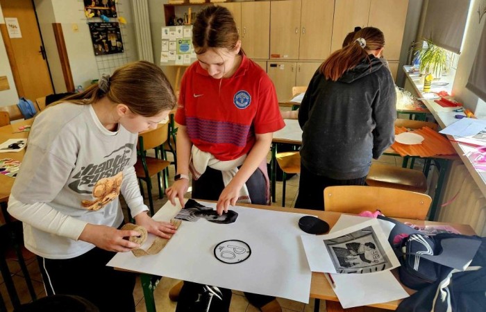 Uczennice klas 4-5 w ramach projektu S.Z.U.M. zaprezentowały „Galerie Inspirujących Kobiet” podczas zajęć z kreatywności. Była to wspaniała okazja do wprowadzenia w świat wartości takich jak szacunek, wdzięczność i docenianie roli kobiet w społeczeństwie. Zaplanowane aktywności nie tylko wzbogaciły wiedzę, ale także rozwinęły wśród uczniów umiejętności społeczne i artystyczne. Plakaty zostały wykonane techniką collage czyli techniką artystyczną polegającą na formowaniu kompozycji z różnych materiałów i tworzyw - gazet, tkanin, fotografii, drobnych przedmiotów codziennego użytku itp.Prace plastyczne ukazują kobiety wykształcone, silne, zdecydowane, które osiągnęły sukces, odmieniły świat i mogą stać się motywacją  do działania w dzisiejszych czasach.
