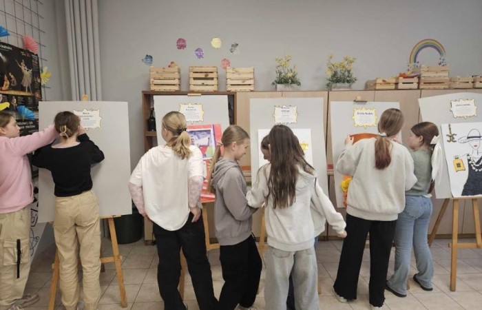 Uczennice klas 4-5 w ramach projektu S.Z.U.M. zaprezentowały „Galerie Inspirujących Kobiet” podczas zajęć z kreatywności. Była to wspaniała okazja do wprowadzenia w świat wartości takich jak szacunek, wdzięczność i docenianie roli kobiet w społeczeństwie. Zaplanowane aktywności nie tylko wzbogaciły wiedzę, ale także rozwinęły wśród uczniów umiejętności społeczne i artystyczne. Plakaty zostały wykonane techniką collage czyli techniką artystyczną polegającą na formowaniu kompozycji z różnych materiałów i tworzyw - gazet, tkanin, fotografii, drobnych przedmiotów codziennego użytku itp.Prace plastyczne ukazują kobiety wykształcone, silne, zdecydowane, które osiągnęły sukces, odmieniły świat i mogą stać się motywacją  do działania w dzisiejszych czasach.