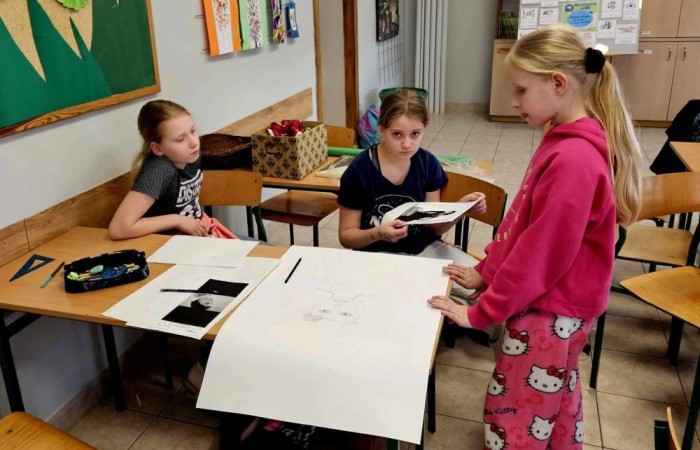 Uczennice klas 4-5 w ramach projektu S.Z.U.M. zaprezentowały „Galerie Inspirujących Kobiet” podczas zajęć z kreatywności. Była to wspaniała okazja do wprowadzenia w świat wartości takich jak szacunek, wdzięczność i docenianie roli kobiet w społeczeństwie. Zaplanowane aktywności nie tylko wzbogaciły wiedzę, ale także rozwinęły wśród uczniów umiejętności społeczne i artystyczne. Plakaty zostały wykonane techniką collage czyli techniką artystyczną polegającą na formowaniu kompozycji z różnych materiałów i tworzyw - gazet, tkanin, fotografii, drobnych przedmiotów codziennego użytku itp.Prace plastyczne ukazują kobiety wykształcone, silne, zdecydowane, które osiągnęły sukces, odmieniły świat i mogą stać się motywacją  do działania w dzisiejszych czasach.