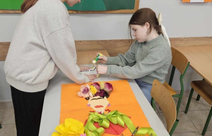 Uczennice klas 4-5 w ramach projektu S.Z.U.M. zaprezentowały „Galerie Inspirujących Kobiet” podczas zajęć z kreatywności. Była to wspaniała okazja do wprowadzenia w świat wartości takich jak szacunek, wdzięczność i docenianie roli kobiet w społeczeństwie. Zaplanowane aktywności nie tylko wzbogaciły wiedzę, ale także rozwinęły wśród uczniów umiejętności społeczne i artystyczne. Plakaty zostały wykonane techniką collage czyli techniką artystyczną polegającą na formowaniu kompozycji z różnych materiałów i tworzyw - gazet, tkanin, fotografii, drobnych przedmiotów codziennego użytku itp.Prace plastyczne ukazują kobiety wykształcone, silne, zdecydowane, które osiągnęły sukces, odmieniły świat i mogą stać się motywacją  do działania w dzisiejszych czasach.