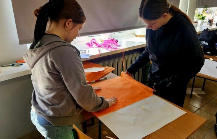 Uczennice klas 4-5 w ramach projektu S.Z.U.M. zaprezentowały „Galerie Inspirujących Kobiet” podczas zajęć z kreatywności. Była to wspaniała okazja do wprowadzenia w świat wartości takich jak szacunek, wdzięczność i docenianie roli kobiet w społeczeństwie. Zaplanowane aktywności nie tylko wzbogaciły wiedzę, ale także rozwinęły wśród uczniów umiejętności społeczne i artystyczne. Plakaty zostały wykonane techniką collage czyli techniką artystyczną polegającą na formowaniu kompozycji z różnych materiałów i tworzyw - gazet, tkanin, fotografii, drobnych przedmiotów codziennego użytku itp.Prace plastyczne ukazują kobiety wykształcone, silne, zdecydowane, które osiągnęły sukces, odmieniły świat i mogą stać się motywacją  do działania w dzisiejszych czasach.