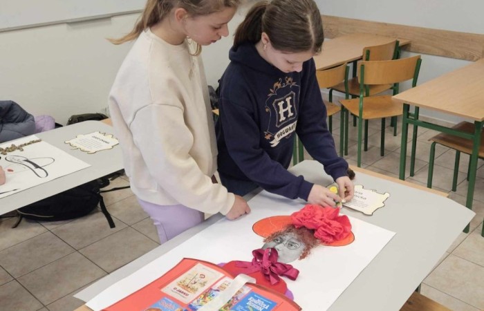 Uczennice klas 4-5 w ramach projektu S.Z.U.M. zaprezentowały „Galerie Inspirujących Kobiet” podczas zajęć z kreatywności. Była to wspaniała okazja do wprowadzenia w świat wartości takich jak szacunek, wdzięczność i docenianie roli kobiet w społeczeństwie. Zaplanowane aktywności nie tylko wzbogaciły wiedzę, ale także rozwinęły wśród uczniów umiejętności społeczne i artystyczne. Plakaty zostały wykonane techniką collage czyli techniką artystyczną polegającą na formowaniu kompozycji z różnych materiałów i tworzyw - gazet, tkanin, fotografii, drobnych przedmiotów codziennego użytku itp.Prace plastyczne ukazują kobiety wykształcone, silne, zdecydowane, które osiągnęły sukces, odmieniły świat i mogą stać się motywacją  do działania w dzisiejszych czasach.