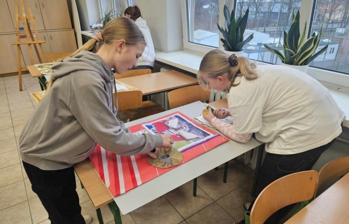 Uczennice klas 4-5 w ramach projektu S.Z.U.M. zaprezentowały „Galerie Inspirujących Kobiet” podczas zajęć z kreatywności. Była to wspaniała okazja do wprowadzenia w świat wartości takich jak szacunek, wdzięczność i docenianie roli kobiet w społeczeństwie. Zaplanowane aktywności nie tylko wzbogaciły wiedzę, ale także rozwinęły wśród uczniów umiejętności społeczne i artystyczne. Plakaty zostały wykonane techniką collage czyli techniką artystyczną polegającą na formowaniu kompozycji z różnych materiałów i tworzyw - gazet, tkanin, fotografii, drobnych przedmiotów codziennego użytku itp.Prace plastyczne ukazują kobiety wykształcone, silne, zdecydowane, które osiągnęły sukces, odmieniły świat i mogą stać się motywacją  do działania w dzisiejszych czasach.