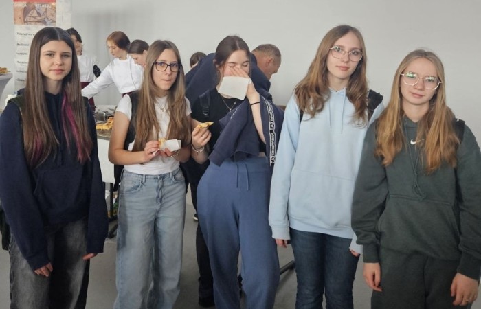 Uczniowie naszej szkoły mieli okazję uczestniczyć w przedsięwzięciu „Kompas Kariery”, zorganizowanym przez Zespół Szkół w Pasłęku oraz Młodzieżowe Centrum Kariery OHP. Wydarzenie było doskonałą okazją do zdobycia wiedzy na temat rynku pracy, różnych ścieżek edukacyjnych oraz dostępnych profili kształcenia.

Podczas spotkania uczniowie dowiedzieli się, jakie kompetencje są obecnie cenione przez pracodawców i jak dostosować swoją ścieżkę edukacyjną do przyszłych planów zawodowych. Omówiono również perspektywy zatrudnienia w różnych branżach oraz znaczenie świadomego wyboru kierunku kształcenia.

Przedstawiciele szkoły zapoznali uczniów z profilami nauczania dostępnymi w Zespole Szkół w Pasłęku. Uczestnicy mieli możliwość uzyskania szczegółowych informacji o kierunkach zawodowych i ogólnokształcących, a także o możliwościach dalszego kształcenia po ukończeniu szkoły.

Wyjście było nie tylko cenną lekcją na temat rynku pracy, ale także inspiracją do podejmowania świadomych decyzji dotyczących przyszłości. Dziękujemy Młodzieżowemu Centrum Kariery OHP oraz Zespołowi Szkół w Pasłęku za możliwość udziału w tym przedsięwzięciu oraz za cenne wskazówki dotyczące rozwoju zawodowego!
