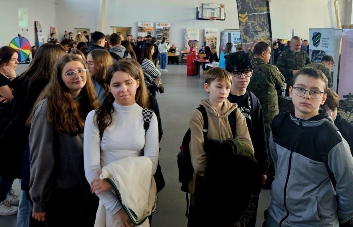 Uczniowie naszej szkoły mieli okazję uczestniczyć w przedsięwzięciu „Kompas Kariery”, zorganizowanym przez Zespół Szkół w Pasłęku oraz Młodzieżowe Centrum Kariery OHP. Wydarzenie było doskonałą okazją do zdobycia wiedzy na temat rynku pracy, różnych ścieżek edukacyjnych oraz dostępnych profili kształcenia.

Podczas spotkania uczniowie dowiedzieli się, jakie kompetencje są obecnie cenione przez pracodawców i jak dostosować swoją ścieżkę edukacyjną do przyszłych planów zawodowych. Omówiono również perspektywy zatrudnienia w różnych branżach oraz znaczenie świadomego wyboru kierunku kształcenia.

Przedstawiciele szkoły zapoznali uczniów z profilami nauczania dostępnymi w Zespole Szkół w Pasłęku. Uczestnicy mieli możliwość uzyskania szczegółowych informacji o kierunkach zawodowych i ogólnokształcących, a także o możliwościach dalszego kształcenia po ukończeniu szkoły.

Wyjście było nie tylko cenną lekcją na temat rynku pracy, ale także inspiracją do podejmowania świadomych decyzji dotyczących przyszłości. Dziękujemy Młodzieżowemu Centrum Kariery OHP oraz Zespołowi Szkół w Pasłęku za możliwość udziału w tym przedsięwzięciu oraz za cenne wskazówki dotyczące rozwoju zawodowego!
