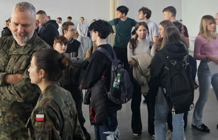 Uczniowie naszej szkoły mieli okazję uczestniczyć w przedsięwzięciu „Kompas Kariery”, zorganizowanym przez Zespół Szkół w Pasłęku oraz Młodzieżowe Centrum Kariery OHP. Wydarzenie było doskonałą okazją do zdobycia wiedzy na temat rynku pracy, różnych ścieżek edukacyjnych oraz dostępnych profili kształcenia.

Podczas spotkania uczniowie dowiedzieli się, jakie kompetencje są obecnie cenione przez pracodawców i jak dostosować swoją ścieżkę edukacyjną do przyszłych planów zawodowych. Omówiono również perspektywy zatrudnienia w różnych branżach oraz znaczenie świadomego wyboru kierunku kształcenia.

Przedstawiciele szkoły zapoznali uczniów z profilami nauczania dostępnymi w Zespole Szkół w Pasłęku. Uczestnicy mieli możliwość uzyskania szczegółowych informacji o kierunkach zawodowych i ogólnokształcących, a także o możliwościach dalszego kształcenia po ukończeniu szkoły.

Wyjście było nie tylko cenną lekcją na temat rynku pracy, ale także inspiracją do podejmowania świadomych decyzji dotyczących przyszłości. Dziękujemy Młodzieżowemu Centrum Kariery OHP oraz Zespołowi Szkół w Pasłęku za możliwość udziału w tym przedsięwzięciu oraz za cenne wskazówki dotyczące rozwoju zawodowego!
