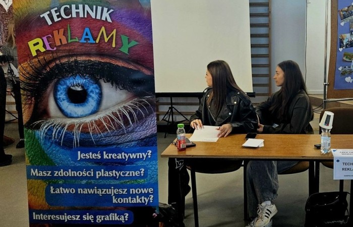 Uczniowie naszej szkoły mieli okazję uczestniczyć w przedsięwzięciu „Kompas Kariery”, zorganizowanym przez Zespół Szkół w Pasłęku oraz Młodzieżowe Centrum Kariery OHP. Wydarzenie było doskonałą okazją do zdobycia wiedzy na temat rynku pracy, różnych ścieżek edukacyjnych oraz dostępnych profili kształcenia.

Podczas spotkania uczniowie dowiedzieli się, jakie kompetencje są obecnie cenione przez pracodawców i jak dostosować swoją ścieżkę edukacyjną do przyszłych planów zawodowych. Omówiono również perspektywy zatrudnienia w różnych branżach oraz znaczenie świadomego wyboru kierunku kształcenia.

Przedstawiciele szkoły zapoznali uczniów z profilami nauczania dostępnymi w Zespole Szkół w Pasłęku. Uczestnicy mieli możliwość uzyskania szczegółowych informacji o kierunkach zawodowych i ogólnokształcących, a także o możliwościach dalszego kształcenia po ukończeniu szkoły.

Wyjście było nie tylko cenną lekcją na temat rynku pracy, ale także inspiracją do podejmowania świadomych decyzji dotyczących przyszłości. Dziękujemy Młodzieżowemu Centrum Kariery OHP oraz Zespołowi Szkół w Pasłęku za możliwość udziału w tym przedsięwzięciu oraz za cenne wskazówki dotyczące rozwoju zawodowego!
