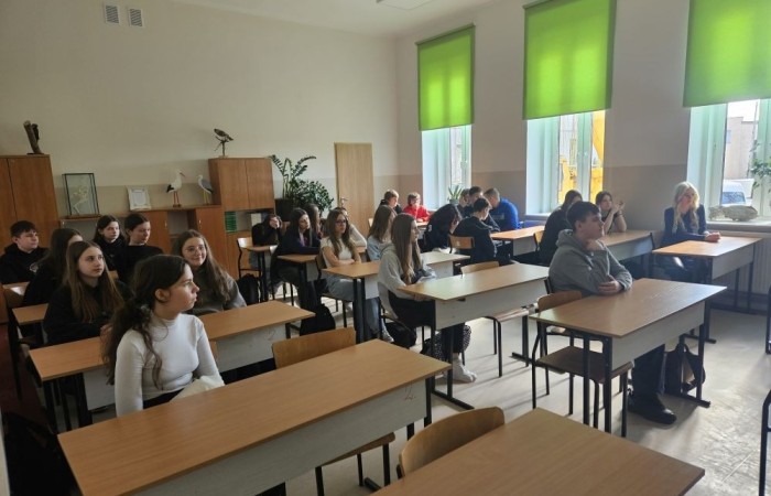 Uczniowie naszej szkoły mieli okazję uczestniczyć w przedsięwzięciu „Kompas Kariery”, zorganizowanym przez Zespół Szkół w Pasłęku oraz Młodzieżowe Centrum Kariery OHP. Wydarzenie było doskonałą okazją do zdobycia wiedzy na temat rynku pracy, różnych ścieżek edukacyjnych oraz dostępnych profili kształcenia.

Podczas spotkania uczniowie dowiedzieli się, jakie kompetencje są obecnie cenione przez pracodawców i jak dostosować swoją ścieżkę edukacyjną do przyszłych planów zawodowych. Omówiono również perspektywy zatrudnienia w różnych branżach oraz znaczenie świadomego wyboru kierunku kształcenia.

Przedstawiciele szkoły zapoznali uczniów z profilami nauczania dostępnymi w Zespole Szkół w Pasłęku. Uczestnicy mieli możliwość uzyskania szczegółowych informacji o kierunkach zawodowych i ogólnokształcących, a także o możliwościach dalszego kształcenia po ukończeniu szkoły.

Wyjście było nie tylko cenną lekcją na temat rynku pracy, ale także inspiracją do podejmowania świadomych decyzji dotyczących przyszłości. Dziękujemy Młodzieżowemu Centrum Kariery OHP oraz Zespołowi Szkół w Pasłęku za możliwość udziału w tym przedsięwzięciu oraz za cenne wskazówki dotyczące rozwoju zawodowego!
