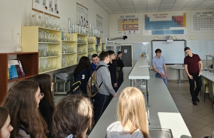 Uczniowie naszej szkoły mieli okazję uczestniczyć w przedsięwzięciu „Kompas Kariery”, zorganizowanym przez Zespół Szkół w Pasłęku oraz Młodzieżowe Centrum Kariery OHP. Wydarzenie było doskonałą okazją do zdobycia wiedzy na temat rynku pracy, różnych ścieżek edukacyjnych oraz dostępnych profili kształcenia.

Podczas spotkania uczniowie dowiedzieli się, jakie kompetencje są obecnie cenione przez pracodawców i jak dostosować swoją ścieżkę edukacyjną do przyszłych planów zawodowych. Omówiono również perspektywy zatrudnienia w różnych branżach oraz znaczenie świadomego wyboru kierunku kształcenia.

Przedstawiciele szkoły zapoznali uczniów z profilami nauczania dostępnymi w Zespole Szkół w Pasłęku. Uczestnicy mieli możliwość uzyskania szczegółowych informacji o kierunkach zawodowych i ogólnokształcących, a także o możliwościach dalszego kształcenia po ukończeniu szkoły.

Wyjście było nie tylko cenną lekcją na temat rynku pracy, ale także inspiracją do podejmowania świadomych decyzji dotyczących przyszłości. Dziękujemy Młodzieżowemu Centrum Kariery OHP oraz Zespołowi Szkół w Pasłęku za możliwość udziału w tym przedsięwzięciu oraz za cenne wskazówki dotyczące rozwoju zawodowego!
