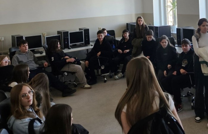 Uczniowie naszej szkoły mieli okazję uczestniczyć w przedsięwzięciu „Kompas Kariery”, zorganizowanym przez Zespół Szkół w Pasłęku oraz Młodzieżowe Centrum Kariery OHP. Wydarzenie było doskonałą okazją do zdobycia wiedzy na temat rynku pracy, różnych ścieżek edukacyjnych oraz dostępnych profili kształcenia.

Podczas spotkania uczniowie dowiedzieli się, jakie kompetencje są obecnie cenione przez pracodawców i jak dostosować swoją ścieżkę edukacyjną do przyszłych planów zawodowych. Omówiono również perspektywy zatrudnienia w różnych branżach oraz znaczenie świadomego wyboru kierunku kształcenia.

Przedstawiciele szkoły zapoznali uczniów z profilami nauczania dostępnymi w Zespole Szkół w Pasłęku. Uczestnicy mieli możliwość uzyskania szczegółowych informacji o kierunkach zawodowych i ogólnokształcących, a także o możliwościach dalszego kształcenia po ukończeniu szkoły.

Wyjście było nie tylko cenną lekcją na temat rynku pracy, ale także inspiracją do podejmowania świadomych decyzji dotyczących przyszłości. Dziękujemy Młodzieżowemu Centrum Kariery OHP oraz Zespołowi Szkół w Pasłęku za możliwość udziału w tym przedsięwzięciu oraz za cenne wskazówki dotyczące rozwoju zawodowego!
