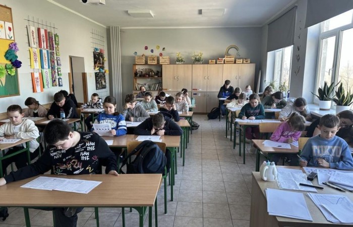 Dnia 20 marca 2025 roku o godzinie 9:00 w naszej szkole odbył się Międzynarodowy Konkurs Kangur Matematyczny. W konkursie wzięli udział uczniowie z różnych klas, rywalizując w czterech kategoriach wiekowych: Żaczek, Maluch, Beniamin i Kadet.
Konkurs rozpoczął się od rozdania kart odpowiedzi, które uczniowie wypełnili zgodnie z instrukcją. Następnie uczestnicy konkursy otrzymali testy, na rozwiązanie zadań konkursowych mieli 75 minut. 
Wszyscy uczestnicy wykazali się dużym zaangażowaniem i umiejętnościami matematycznymi. Wyniki konkursu zostaną ogłoszone w późniejszym terminie, a najlepsi uczniowie otrzymają dyplomy i nagrody.