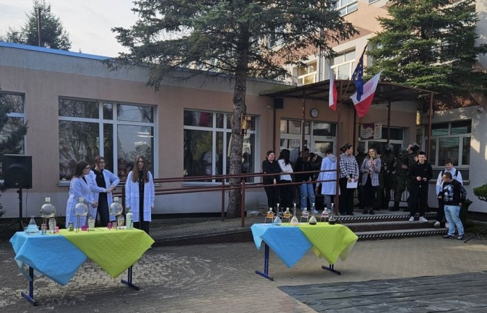 Dnia 21 marca, klasy ósme miały okazję odwiedzić Zespół Szkół Techniczno-Ekonomicznych w Pasłęku podczas organizowanych przez szkołę dni otwartych. Uczniowie zapoznali się z ofertą edukacyjną placówki, w tym z kierunkami technicznymi i ekonomicznymi. W trakcie wizyty odbyły się prezentacje zawodów, takich jak technik agrobiznesu, technik ekonomista czy technik mechanik, które cieszyły się dużym zainteresowaniem. Młodzież miała również możliwość zwiedzenia pracowni przedmiotowych, gdzie prowadzona jest nauka praktyczna. Dni otwarte to doskonała okazja, aby przyszli uczniowie mogli lepiej poznać ofertę szkoły i podjąć świadomą decyzję o dalszej edukacji. 