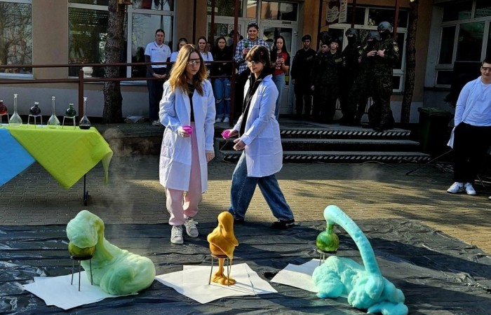 Dnia 21 marca, klasy ósme miały okazję odwiedzić Zespół Szkół Techniczno-Ekonomicznych w Pasłęku podczas organizowanych przez szkołę dni otwartych. Uczniowie zapoznali się z ofertą edukacyjną placówki, w tym z kierunkami technicznymi i ekonomicznymi. W trakcie wizyty odbyły się prezentacje zawodów, takich jak technik agrobiznesu, technik ekonomista czy technik mechanik, które cieszyły się dużym zainteresowaniem. Młodzież miała również możliwość zwiedzenia pracowni przedmiotowych, gdzie prowadzona jest nauka praktyczna. Dni otwarte to doskonała okazja, aby przyszli uczniowie mogli lepiej poznać ofertę szkoły i podjąć świadomą decyzję o dalszej edukacji. 