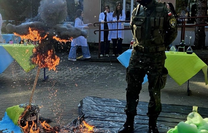 Dnia 21 marca, klasy ósme miały okazję odwiedzić Zespół Szkół Techniczno-Ekonomicznych w Pasłęku podczas organizowanych przez szkołę dni otwartych. Uczniowie zapoznali się z ofertą edukacyjną placówki, w tym z kierunkami technicznymi i ekonomicznymi. W trakcie wizyty odbyły się prezentacje zawodów, takich jak technik agrobiznesu, technik ekonomista czy technik mechanik, które cieszyły się dużym zainteresowaniem. Młodzież miała również możliwość zwiedzenia pracowni przedmiotowych, gdzie prowadzona jest nauka praktyczna. Dni otwarte to doskonała okazja, aby przyszli uczniowie mogli lepiej poznać ofertę szkoły i podjąć świadomą decyzję o dalszej edukacji. 