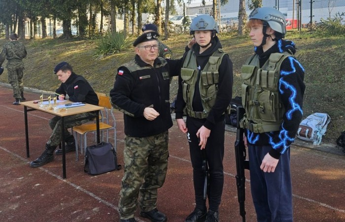 Dnia 21 marca, klasy ósme miały okazję odwiedzić Zespół Szkół Techniczno-Ekonomicznych w Pasłęku podczas organizowanych przez szkołę dni otwartych. Uczniowie zapoznali się z ofertą edukacyjną placówki, w tym z kierunkami technicznymi i ekonomicznymi. W trakcie wizyty odbyły się prezentacje zawodów, takich jak technik agrobiznesu, technik ekonomista czy technik mechanik, które cieszyły się dużym zainteresowaniem. Młodzież miała również możliwość zwiedzenia pracowni przedmiotowych, gdzie prowadzona jest nauka praktyczna. Dni otwarte to doskonała okazja, aby przyszli uczniowie mogli lepiej poznać ofertę szkoły i podjąć świadomą decyzję o dalszej edukacji. 