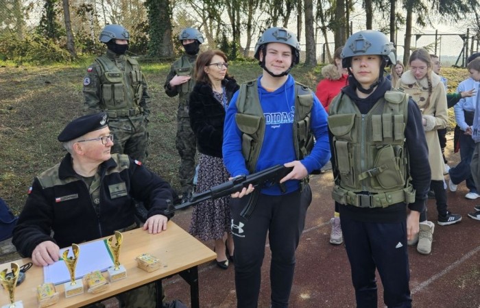 Dnia 21 marca, klasy ósme miały okazję odwiedzić Zespół Szkół Techniczno-Ekonomicznych w Pasłęku podczas organizowanych przez szkołę dni otwartych. Uczniowie zapoznali się z ofertą edukacyjną placówki, w tym z kierunkami technicznymi i ekonomicznymi. W trakcie wizyty odbyły się prezentacje zawodów, takich jak technik agrobiznesu, technik ekonomista czy technik mechanik, które cieszyły się dużym zainteresowaniem. Młodzież miała również możliwość zwiedzenia pracowni przedmiotowych, gdzie prowadzona jest nauka praktyczna. Dni otwarte to doskonała okazja, aby przyszli uczniowie mogli lepiej poznać ofertę szkoły i podjąć świadomą decyzję o dalszej edukacji. 