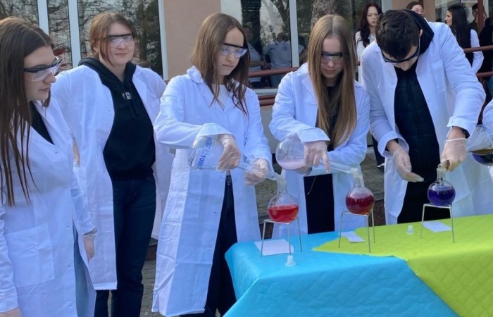 Dnia 21 marca, klasy ósme miały okazję odwiedzić Zespół Szkół Techniczno-Ekonomicznych w Pasłęku podczas organizowanych przez szkołę dni otwartych. Uczniowie zapoznali się z ofertą edukacyjną placówki, w tym z kierunkami technicznymi i ekonomicznymi. W trakcie wizyty odbyły się prezentacje zawodów, takich jak technik agrobiznesu, technik ekonomista czy technik mechanik, które cieszyły się dużym zainteresowaniem. Młodzież miała również możliwość zwiedzenia pracowni przedmiotowych, gdzie prowadzona jest nauka praktyczna. Dni otwarte to doskonała okazja, aby przyszli uczniowie mogli lepiej poznać ofertę szkoły i podjąć świadomą decyzję o dalszej edukacji. 