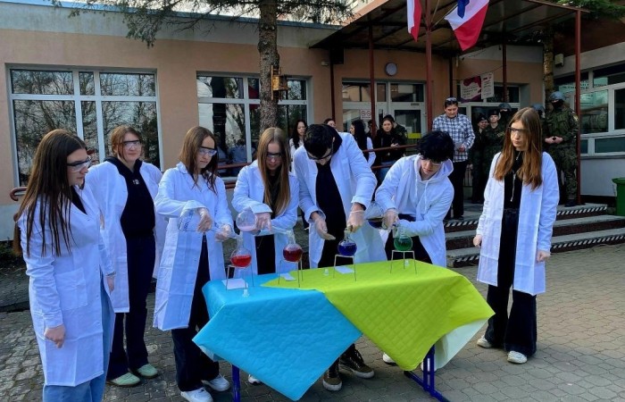 Dnia 21 marca, klasy ósme miały okazję odwiedzić Zespół Szkół Techniczno-Ekonomicznych w Pasłęku podczas organizowanych przez szkołę dni otwartych. Uczniowie zapoznali się z ofertą edukacyjną placówki, w tym z kierunkami technicznymi i ekonomicznymi. W trakcie wizyty odbyły się prezentacje zawodów, takich jak technik agrobiznesu, technik ekonomista czy technik mechanik, które cieszyły się dużym zainteresowaniem. Młodzież miała również możliwość zwiedzenia pracowni przedmiotowych, gdzie prowadzona jest nauka praktyczna. Dni otwarte to doskonała okazja, aby przyszli uczniowie mogli lepiej poznać ofertę szkoły i podjąć świadomą decyzję o dalszej edukacji. 