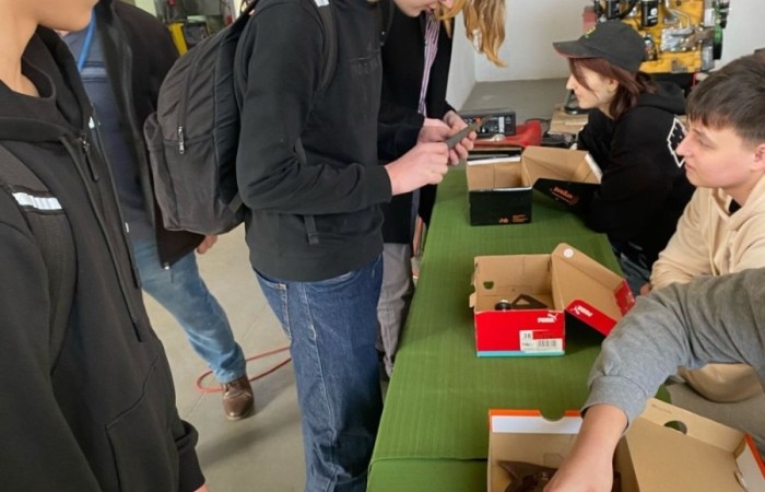 Dnia 21 marca, klasy ósme miały okazję odwiedzić Zespół Szkół Techniczno-Ekonomicznych w Pasłęku podczas organizowanych przez szkołę dni otwartych. Uczniowie zapoznali się z ofertą edukacyjną placówki, w tym z kierunkami technicznymi i ekonomicznymi. W trakcie wizyty odbyły się prezentacje zawodów, takich jak technik agrobiznesu, technik ekonomista czy technik mechanik, które cieszyły się dużym zainteresowaniem. Młodzież miała również możliwość zwiedzenia pracowni przedmiotowych, gdzie prowadzona jest nauka praktyczna. Dni otwarte to doskonała okazja, aby przyszli uczniowie mogli lepiej poznać ofertę szkoły i podjąć świadomą decyzję o dalszej edukacji. 