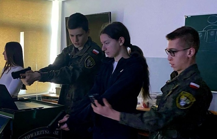 Dnia 21 marca, klasy ósme miały okazję odwiedzić Zespół Szkół Techniczno-Ekonomicznych w Pasłęku podczas organizowanych przez szkołę dni otwartych. Uczniowie zapoznali się z ofertą edukacyjną placówki, w tym z kierunkami technicznymi i ekonomicznymi. W trakcie wizyty odbyły się prezentacje zawodów, takich jak technik agrobiznesu, technik ekonomista czy technik mechanik, które cieszyły się dużym zainteresowaniem. Młodzież miała również możliwość zwiedzenia pracowni przedmiotowych, gdzie prowadzona jest nauka praktyczna. Dni otwarte to doskonała okazja, aby przyszli uczniowie mogli lepiej poznać ofertę szkoły i podjąć świadomą decyzję o dalszej edukacji. 