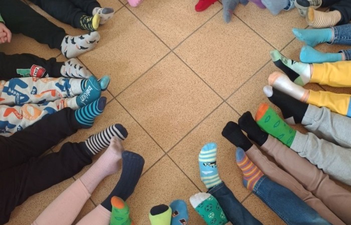 21 marca to wyjątkowa data – tego dnia obchodzony jest Światowy Dzień Zespołu Downa. Nie jest ona przypadkowa, ponieważ nawiązuje do obecności trzeciego chromosomu w 21. parze, co jest charakterystyczną cechą osób z zespołem Downa.

Jednym z najbardziej rozpoznawalnych gestów solidarności z osobami z zespołem Downa jest zakładanie skarpetek nie do pary. Ten symboliczny gest pokazuje, że różnorodność jest piękna i że każdy, niezależnie od swoich cech czy ograniczeń, zasługuje na akceptację i szacunek.

Dlaczego akurat skarpetki? Ponieważ swoim kształtem przypominają chromosomy, a ich różnorodność odzwierciedla unikalność każdego człowieka.

Uczniowie mieli także okazję zapoznać się z gazetką na holu, gdzie znajdowały się dodatkowe informacje na temat zespołu Downa oraz jego znaczenia.

Dziękujemy wszystkim, którzy przyłączyli się do naszej inicjatywy i założyli skarpetki nie do pary, okazując tym samym swoje wsparcie!