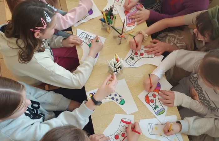 21 marca to wyjątkowa data – tego dnia obchodzony jest Światowy Dzień Zespołu Downa. Nie jest ona przypadkowa, ponieważ nawiązuje do obecności trzeciego chromosomu w 21. parze, co jest charakterystyczną cechą osób z zespołem Downa.

Jednym z najbardziej rozpoznawalnych gestów solidarności z osobami z zespołem Downa jest zakładanie skarpetek nie do pary. Ten symboliczny gest pokazuje, że różnorodność jest piękna i że każdy, niezależnie od swoich cech czy ograniczeń, zasługuje na akceptację i szacunek.

Dlaczego akurat skarpetki? Ponieważ swoim kształtem przypominają chromosomy, a ich różnorodność odzwierciedla unikalność każdego człowieka.

Uczniowie mieli także okazję zapoznać się z gazetką na holu, gdzie znajdowały się dodatkowe informacje na temat zespołu Downa oraz jego znaczenia.

Dziękujemy wszystkim, którzy przyłączyli się do naszej inicjatywy i założyli skarpetki nie do pary, okazując tym samym swoje wsparcie!