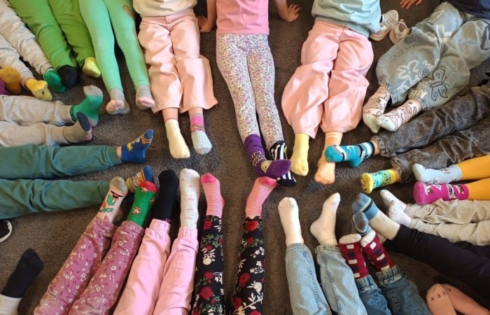 21 marca to wyjątkowa data – tego dnia obchodzony jest Światowy Dzień Zespołu Downa. Nie jest ona przypadkowa, ponieważ nawiązuje do obecności trzeciego chromosomu w 21. parze, co jest charakterystyczną cechą osób z zespołem Downa.

Jednym z najbardziej rozpoznawalnych gestów solidarności z osobami z zespołem Downa jest zakładanie skarpetek nie do pary. Ten symboliczny gest pokazuje, że różnorodność jest piękna i że każdy, niezależnie od swoich cech czy ograniczeń, zasługuje na akceptację i szacunek.

Dlaczego akurat skarpetki? Ponieważ swoim kształtem przypominają chromosomy, a ich różnorodność odzwierciedla unikalność każdego człowieka.

Uczniowie mieli także okazję zapoznać się z gazetką na holu, gdzie znajdowały się dodatkowe informacje na temat zespołu Downa oraz jego znaczenia.

Dziękujemy wszystkim, którzy przyłączyli się do naszej inicjatywy i założyli skarpetki nie do pary, okazując tym samym swoje wsparcie!