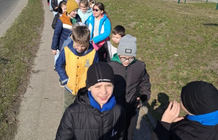 Uczniowie klas 2a i 3a mieli okazję obejrzeć spektakl Jaś i Małgosia w wykonaniu Poznańskiego Teatru Aktora. Przedstawienie było pełne emocji, wciągającej akcji i niezapomnianych chwil, które zachwyciły wszystkich uczniów. Dzieci były pod wrażeniem gry aktorów, a historia o przygodach Jasia i Małgosi na długo pozostanie w ich pamięci. To była chwila pełna radości, śmiechu i wspaniałych wrażeń.