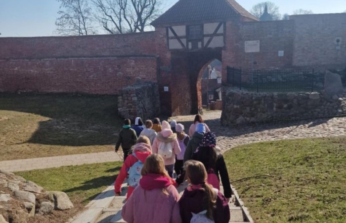 Uczniowie klas 2a i 3a mieli okazję obejrzeć spektakl Jaś i Małgosia w wykonaniu Poznańskiego Teatru Aktora. Przedstawienie było pełne emocji, wciągającej akcji i niezapomnianych chwil, które zachwyciły wszystkich uczniów. Dzieci były pod wrażeniem gry aktorów, a historia o przygodach Jasia i Małgosi na długo pozostanie w ich pamięci. To była chwila pełna radości, śmiechu i wspaniałych wrażeń.