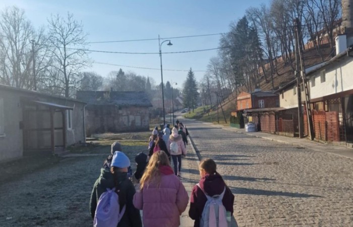Uczniowie klas 2a i 3a mieli okazję obejrzeć spektakl Jaś i Małgosia w wykonaniu Poznańskiego Teatru Aktora. Przedstawienie było pełne emocji, wciągającej akcji i niezapomnianych chwil, które zachwyciły wszystkich uczniów. Dzieci były pod wrażeniem gry aktorów, a historia o przygodach Jasia i Małgosi na długo pozostanie w ich pamięci. To była chwila pełna radości, śmiechu i wspaniałych wrażeń.