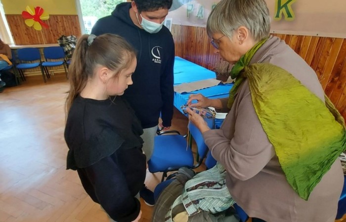 Dzisiejszy dzień spędziliśmy w naszym pięknym mieście. Odwieźliśmy Izbę Historyczną gdzie poznaliśmy historię Pasłęka. Niesamowita wiedza i ciekawy sposób jej przekazywania przez Pana Piotra Adamczyka były przykładem na to,  że historia nigdy nie bywa nudna. Po cudownej lekcji historii wróciliśmy do szkoły na zajęcia artystyczne. Każda z grup narodowych prezentowała swoje umiejętności wokalne. Wszyscy razem tańczyliśmy tradycyjnego polskiego poloneza. Po pysznym obiedzie w szkolnej stołówce rozpoczęła się praca nad Erasmusowymi paszportami. Odkrywaliśmy nasze talenty i umiejętności.... a trochę ich już mamy. Każdy z uczniów miał dziś szansę spróbować swoich sił w tkactwie, śpiewie, tańcu, sprawdzić swoją wiedzę historyczną. To był kolejny dzień pełen wrażeń, emocji i wiadomości.