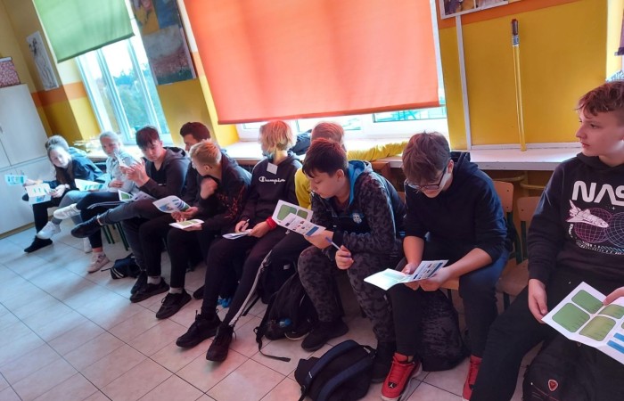 Dzisiejszy dzień spędziliśmy w naszym pięknym mieście. Odwieźliśmy Izbę Historyczną gdzie poznaliśmy historię Pasłęka. Niesamowita wiedza i ciekawy sposób jej przekazywania przez Pana Piotra Adamczyka były przykładem na to,  że historia nigdy nie bywa nudna. Po cudownej lekcji historii wróciliśmy do szkoły na zajęcia artystyczne. Każda z grup narodowych prezentowała swoje umiejętności wokalne. Wszyscy razem tańczyliśmy tradycyjnego polskiego poloneza. Po pysznym obiedzie w szkolnej stołówce rozpoczęła się praca nad Erasmusowymi paszportami. Odkrywaliśmy nasze talenty i umiejętności.... a trochę ich już mamy. Każdy z uczniów miał dziś szansę spróbować swoich sił w tkactwie, śpiewie, tańcu, sprawdzić swoją wiedzę historyczną. To był kolejny dzień pełen wrażeń, emocji i wiadomości.