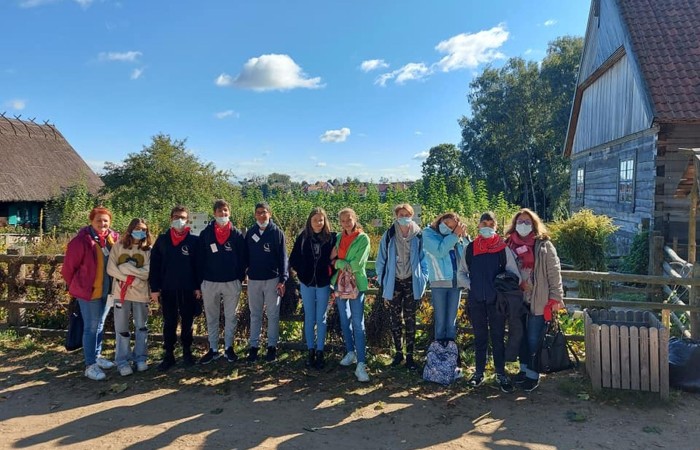Uczestnicy projektu (19 osób z Francji, 17 z Portugalii i 25 osób z Polski) wyruszyli do Olsztynka. Tam w Muzeum Budownictwa Ludowego poznali piękno architektury naszego regionu i wzięli udział w warsztatach obróbki lnu. Podzieleni na cztery międzynarodowe grupy dowiedzieli się jak wiele lat temu żyli ludzie oraz jak pozyskiwali materiał z lnu. Każdy z uczestników miał okazję 