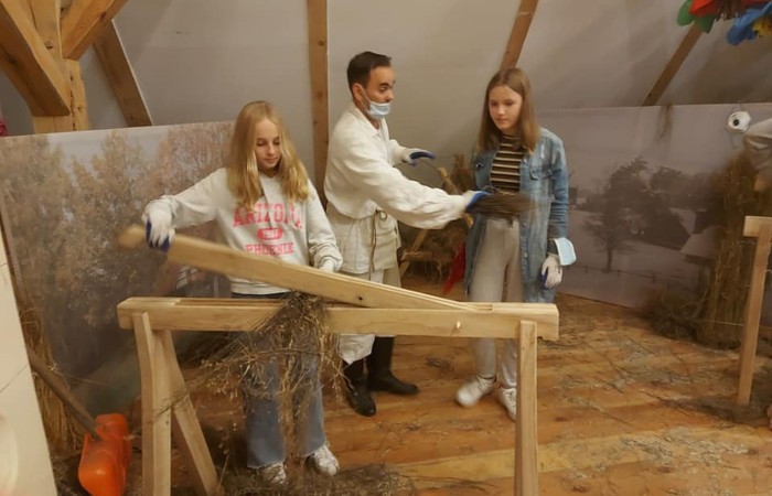 Uczestnicy projektu (19 osób z Francji, 17 z Portugalii i 25 osób z Polski) wyruszyli do Olsztynka. Tam w Muzeum Budownictwa Ludowego poznali piękno architektury naszego regionu i wzięli udział w warsztatach obróbki lnu. Podzieleni na cztery międzynarodowe grupy dowiedzieli się jak wiele lat temu żyli ludzie oraz jak pozyskiwali materiał z lnu. Każdy z uczestników miał okazję 