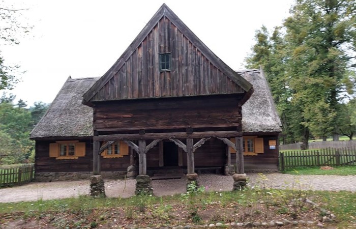 Uczestnicy projektu (19 osób z Francji, 17 z Portugalii i 25 osób z Polski) wyruszyli do Olsztynka. Tam w Muzeum Budownictwa Ludowego poznali piękno architektury naszego regionu i wzięli udział w warsztatach obróbki lnu. Podzieleni na cztery międzynarodowe grupy dowiedzieli się jak wiele lat temu żyli ludzie oraz jak pozyskiwali materiał z lnu. Każdy z uczestników miał okazję 