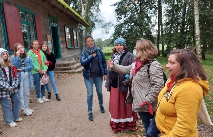 Uczestnicy projektu (19 osób z Francji, 17 z Portugalii i 25 osób z Polski) wyruszyli do Olsztynka. Tam w Muzeum Budownictwa Ludowego poznali piękno architektury naszego regionu i wzięli udział w warsztatach obróbki lnu. Podzieleni na cztery międzynarodowe grupy dowiedzieli się jak wiele lat temu żyli ludzie oraz jak pozyskiwali materiał z lnu. Każdy z uczestników miał okazję 