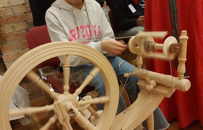 Uczestnicy projektu (19 osób z Francji, 17 z Portugalii i 25 osób z Polski) wyruszyli do Olsztynka. Tam w Muzeum Budownictwa Ludowego poznali piękno architektury naszego regionu i wzięli udział w warsztatach obróbki lnu. Podzieleni na cztery międzynarodowe grupy dowiedzieli się jak wiele lat temu żyli ludzie oraz jak pozyskiwali materiał z lnu. Każdy z uczestników miał okazję 