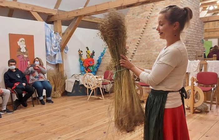 Uczestnicy projektu (19 osób z Francji, 17 z Portugalii i 25 osób z Polski) wyruszyli do Olsztynka. Tam w Muzeum Budownictwa Ludowego poznali piękno architektury naszego regionu i wzięli udział w warsztatach obróbki lnu. Podzieleni na cztery międzynarodowe grupy dowiedzieli się jak wiele lat temu żyli ludzie oraz jak pozyskiwali materiał z lnu. Każdy z uczestników miał okazję 