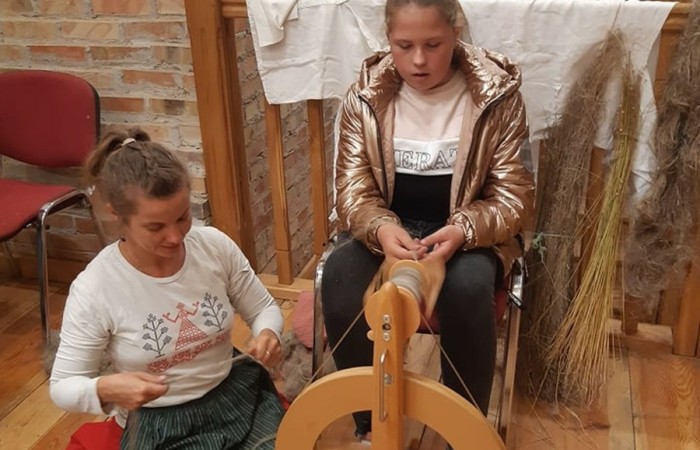 Uczestnicy projektu (19 osób z Francji, 17 z Portugalii i 25 osób z Polski) wyruszyli do Olsztynka. Tam w Muzeum Budownictwa Ludowego poznali piękno architektury naszego regionu i wzięli udział w warsztatach obróbki lnu. Podzieleni na cztery międzynarodowe grupy dowiedzieli się jak wiele lat temu żyli ludzie oraz jak pozyskiwali materiał z lnu. Każdy z uczestników miał okazję 