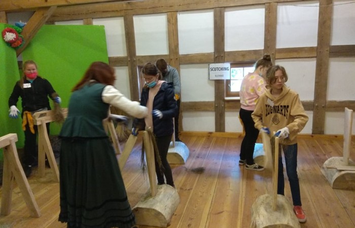 Uczestnicy projektu (19 osób z Francji, 17 z Portugalii i 25 osób z Polski) wyruszyli do Olsztynka. Tam w Muzeum Budownictwa Ludowego poznali piękno architektury naszego regionu i wzięli udział w warsztatach obróbki lnu. Podzieleni na cztery międzynarodowe grupy dowiedzieli się jak wiele lat temu żyli ludzie oraz jak pozyskiwali materiał z lnu. Każdy z uczestników miał okazję 