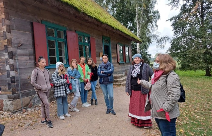 Uczestnicy projektu (19 osób z Francji, 17 z Portugalii i 25 osób z Polski) wyruszyli do Olsztynka. Tam w Muzeum Budownictwa Ludowego poznali piękno architektury naszego regionu i wzięli udział w warsztatach obróbki lnu. Podzieleni na cztery międzynarodowe grupy dowiedzieli się jak wiele lat temu żyli ludzie oraz jak pozyskiwali materiał z lnu. Każdy z uczestników miał okazję 