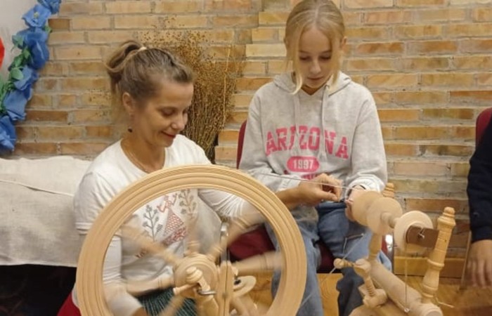 Uczestnicy projektu (19 osób z Francji, 17 z Portugalii i 25 osób z Polski) wyruszyli do Olsztynka. Tam w Muzeum Budownictwa Ludowego poznali piękno architektury naszego regionu i wzięli udział w warsztatach obróbki lnu. Podzieleni na cztery międzynarodowe grupy dowiedzieli się jak wiele lat temu żyli ludzie oraz jak pozyskiwali materiał z lnu. Każdy z uczestników miał okazję 