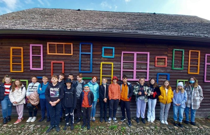 Dzisiejsze przedpołudnie spędziliśmy w magicznym klimacie Zagrody Edukacyjnej Ziołowy Dzbanek w Sąpach. Motaliśmy lalki i tworzyliśmy mydło. Wszędzie były lniane akcenty. Nawet w pysznym posiłku po zakończonych warsztatach. Po południu bawiliśmy się w pasłęckim Parku Ekologicznym na pikniku rodzinnym. Rodzice uczniów 7a przygotowali pyszne jedzenie, fantastyczne zabawy. Nasi goście mogli spróbować polskiego bigosu, pierogów i chleba ze smalcem oraz skosztować smacznych ciast. Na spotkaniu gościliśmy Zastępcę Burmistrza Pana Marka Sarnowskiego i naszą Panią Dyrektor Agnieszkę Cieklińską. Podczas wspólnych zabaw coraz mniej przeszkadzała nam bariera językowa. To był kolejny fantastyczny dzień. Dziękujemy Rodzicom 7a za przygotowanie ekstra imprezy!!!