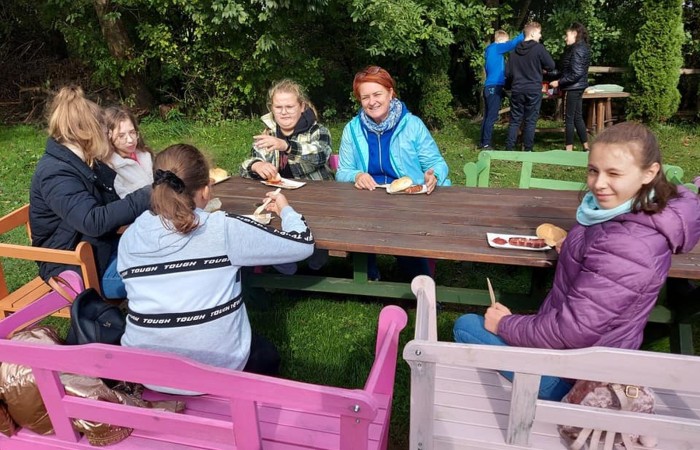 Dzisiejsze przedpołudnie spędziliśmy w magicznym klimacie Zagrody Edukacyjnej Ziołowy Dzbanek w Sąpach. Motaliśmy lalki i tworzyliśmy mydło. Wszędzie były lniane akcenty. Nawet w pysznym posiłku po zakończonych warsztatach. Po południu bawiliśmy się w pasłęckim Parku Ekologicznym na pikniku rodzinnym. Rodzice uczniów 7a przygotowali pyszne jedzenie, fantastyczne zabawy. Nasi goście mogli spróbować polskiego bigosu, pierogów i chleba ze smalcem oraz skosztować smacznych ciast. Na spotkaniu gościliśmy Zastępcę Burmistrza Pana Marka Sarnowskiego i naszą Panią Dyrektor Agnieszkę Cieklińską. Podczas wspólnych zabaw coraz mniej przeszkadzała nam bariera językowa. To był kolejny fantastyczny dzień. Dziękujemy Rodzicom 7a za przygotowanie ekstra imprezy!!!