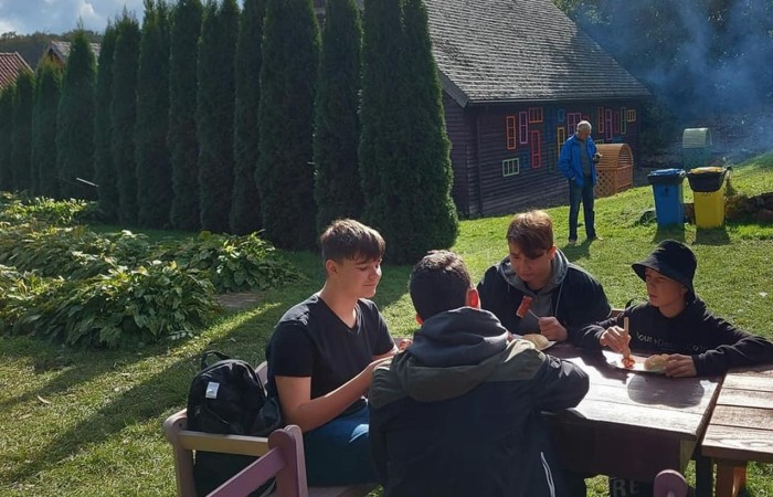 Dzisiejsze przedpołudnie spędziliśmy w magicznym klimacie Zagrody Edukacyjnej Ziołowy Dzbanek w Sąpach. Motaliśmy lalki i tworzyliśmy mydło. Wszędzie były lniane akcenty. Nawet w pysznym posiłku po zakończonych warsztatach. Po południu bawiliśmy się w pasłęckim Parku Ekologicznym na pikniku rodzinnym. Rodzice uczniów 7a przygotowali pyszne jedzenie, fantastyczne zabawy. Nasi goście mogli spróbować polskiego bigosu, pierogów i chleba ze smalcem oraz skosztować smacznych ciast. Na spotkaniu gościliśmy Zastępcę Burmistrza Pana Marka Sarnowskiego i naszą Panią Dyrektor Agnieszkę Cieklińską. Podczas wspólnych zabaw coraz mniej przeszkadzała nam bariera językowa. To był kolejny fantastyczny dzień. Dziękujemy Rodzicom 7a za przygotowanie ekstra imprezy!!!